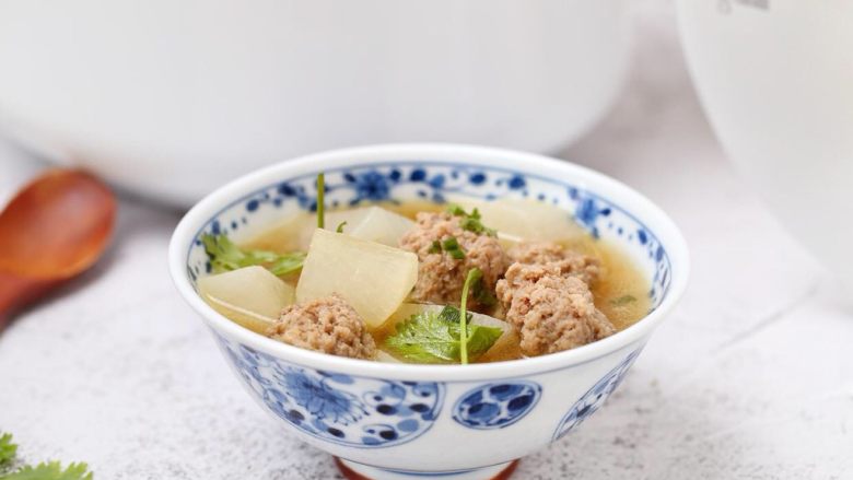 萝卜肉丸汤,一道营养又鲜美的萝卜肉丸汤就做好了，尤其适合在冬季食用哦！