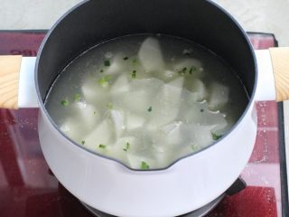 萝卜肉丸汤,倒入高汤没过萝卜块开大火煮至沸腾，没有高汤也可以用清水。