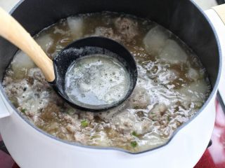 萝卜肉丸汤,再次煮沸后用勺子撇去表面浮沫，开盖煮1-2分钟。