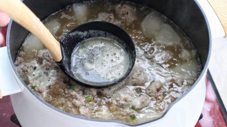 萝卜肉丸汤,再次煮沸后用勺子撇去表面浮沫，开盖煮1-2分钟。