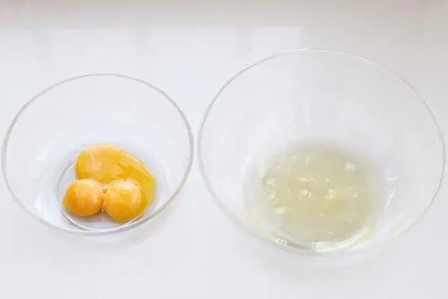 酸奶芝士蛋糕,取两个干净无水无油的容器，将蛋黄和蛋白分离出来。
