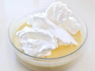 酸奶芝士蛋糕,取1/3蛋白霜放到蛋黄酸奶糊中，用刮刀翻拌均匀，切记不要画圈搅拌，以免蛋白消泡导致蛋糕出现长不高、塌腰、严重回缩等情况。
