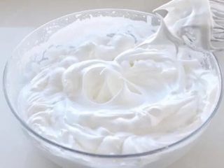 酸奶芝士蛋糕,蛋白中挤入柠檬汁，加入一半的细砂糖，用电动打蛋器高速打至黏稠状态，再加入剩余的细砂糖继续打至接近硬性发泡状态，即提起打蛋器带出的蛋白有一定硬度，蛋白尖呈弯钩状。