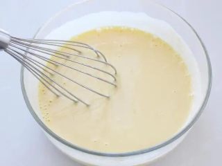 酸奶芝士蛋糕,在蛋黄中加入老酸奶，用手动打蛋器充分搅拌均匀，酸奶一定要用浓稠型的，市售或自制酸奶都可以。