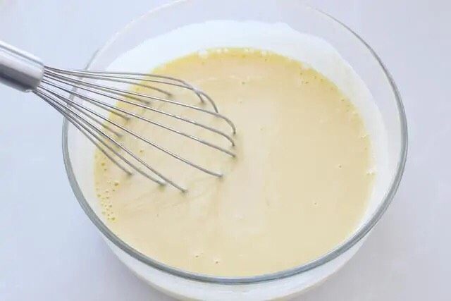 酸奶芝士蛋糕,在蛋黄中加入<a style='color:red;display:inline-block;' href='/shicai/ 5721'>老酸奶</a>，用手动打蛋器充分搅拌均匀，酸奶一定要用浓稠型的，市售或自制酸奶都可以。