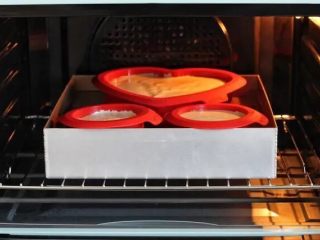 酸奶芝士蛋糕,烤箱提前上火135度、下火160度预热，将烤盘放进四层烤箱的下层烤约75分钟。