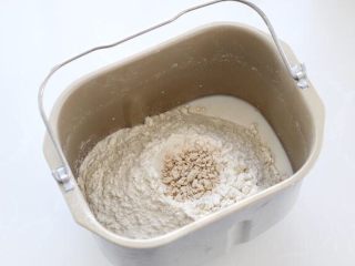 蜂蜜小面包,将除黄油外的面团材料放入面包桶内，揉面大约20分钟，加入软化的黄油。