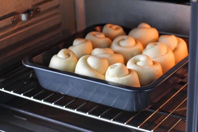 蜂蜜小面包,烤箱提前上火160度、下火180度预热，将烤盘放到中层烤约20分钟。面包上色后在表面加盖锡纸，以免烤过火了。
