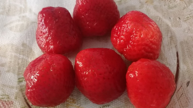 草莓冰激凌,<a style='color:red;display:inline-block;' href='/shicai/ 592'>草莓</a>洗干净去蒂。