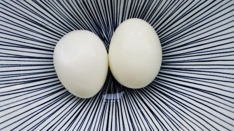 桂圆鸡蛋汤,<a style='color:red;display:inline-block;' href='/shicai/ 9'>鸡蛋</a>提前煮熟剥壳。