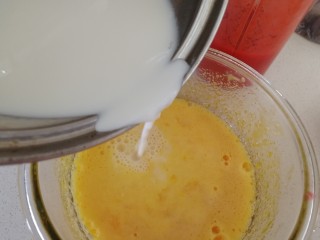 草莓冰激凌,把温热的牛奶慢慢倒入蛋黄液里，边倒边搅拌。