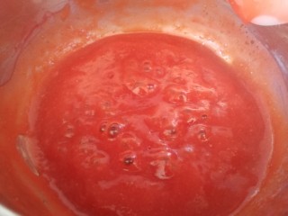 草莓冰激凌,草莓汁倒入奶锅，小火加热煮开，要不停搅拌。