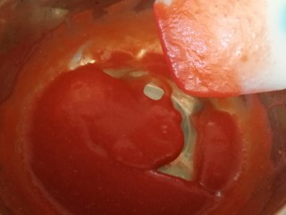 草莓冰激凌,小火加热搅拌到草莓汁浓稠，可以挂在硅胶铲上。