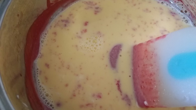草莓冰激凌,关火把草莓泥放凉，把蛋奶液倒入奶锅，小火加热。
