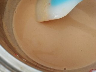 草莓冰激凌,不停的搅拌，直到奶糊颜色均匀，关火再继续搅拌放凉至常温。