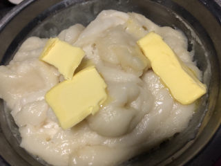 椰蓉豆沙卷,趁热加入黄油。