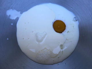 蜂蜜小面包,厨师机里先倒入淡奶油和牛奶，打入鸡蛋。
