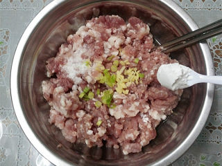 萝卜肉丸汤,再来4小勺生粉和少许清水，用筷子随一个方向搅拌至黏稠