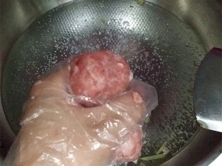 萝卜肉丸汤,转中小火，将肉馅用虎口挤成小肉丸
