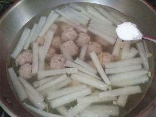 萝卜肉丸汤,转小火煮至萝卜飘起，加入1小勺食盐调味