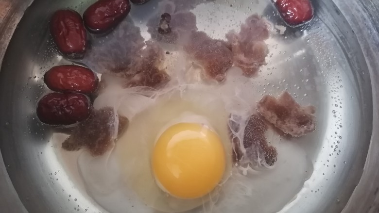 桂圆鸡蛋汤,将鸡蛋放入锅内煮