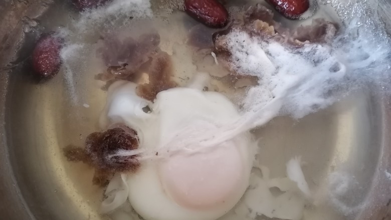 桂圆鸡蛋汤,等鸡蛋煮熟
