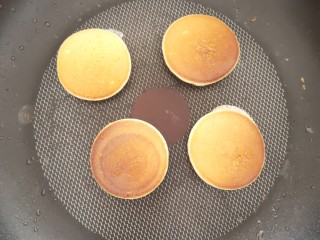 日式舒芙蕾,煎制底部呈金黄色时再翻面，再加几滴水进去，盖上锅盖焖3分钟