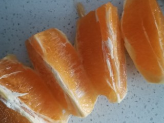 鲜榨橙汁,橙子去皮切4瓣