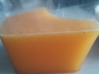 鲜榨橙汁,三个橙子可以出这么多汁，大概250毫升