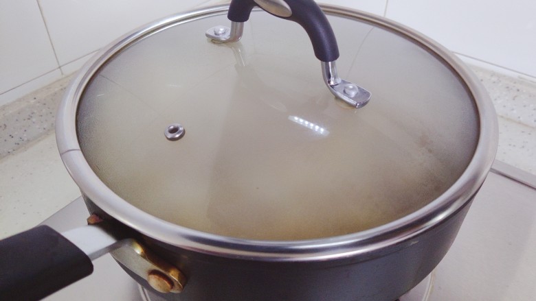 萝卜肉丸汤,盖上锅盖，转小火，焖煮8-10分钟