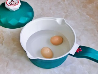 桂圆鸡蛋汤,首先将鸡蛋洗干净放入奶锅中，加入纯净水煮熟。