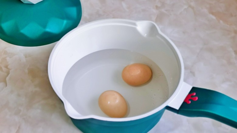 桂圆鸡蛋汤,首先将<a style='color:red;display:inline-block;' href='/shicai/ 9'>鸡蛋</a>洗干净放入奶锅中，加入纯净水煮熟。