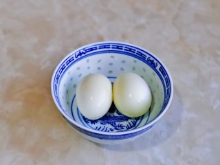 桂圆鸡蛋汤,煮熟的鸡蛋过冷水后剥皮。