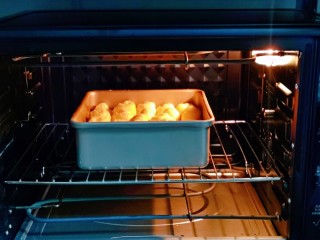 蜂蜜小面包,入烤箱中层，上下180度烤18-20分钟。(时间及温度仅供参考，注意观察颜色，上色后加盖锡纸)