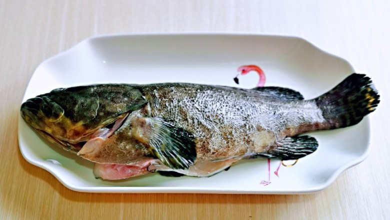 红烧罗非鱼,洗干净的鱼放去鱼盘中。