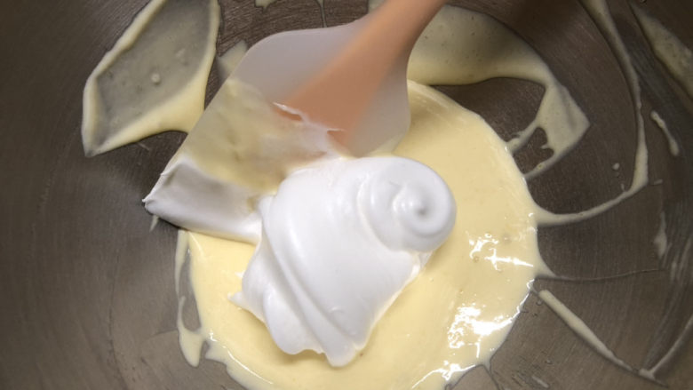 酸奶芝士蛋糕,现混合1/3蛋白霜至蛋黄糊