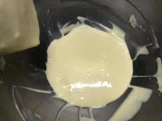 酸奶芝士蛋糕,搅拌成细腻的蛋黄糊