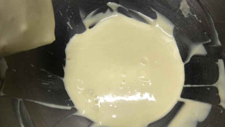 酸奶芝士蛋糕,搅拌成细腻的蛋黄糊