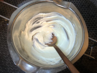 酸奶芝士蛋糕,将奶油奶酪加入酸奶隔热水搅拌至细腻