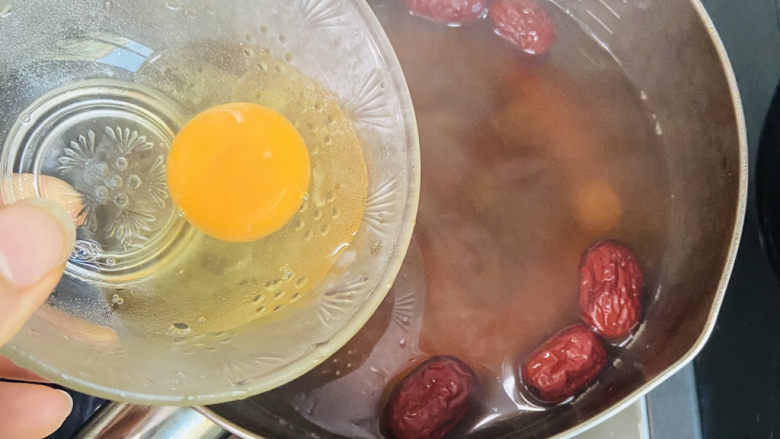 桂圆鸡蛋汤,转小火放入鸡蛋焖煮五分钟