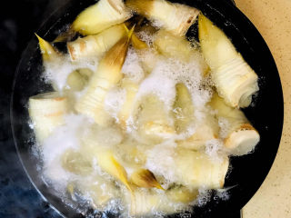 冬笋炒腊肉,留下内部软嫩的部分，加入锅里，加水煮沸，加一勺盐，大火煮十分钟，去除冬笋的涩味