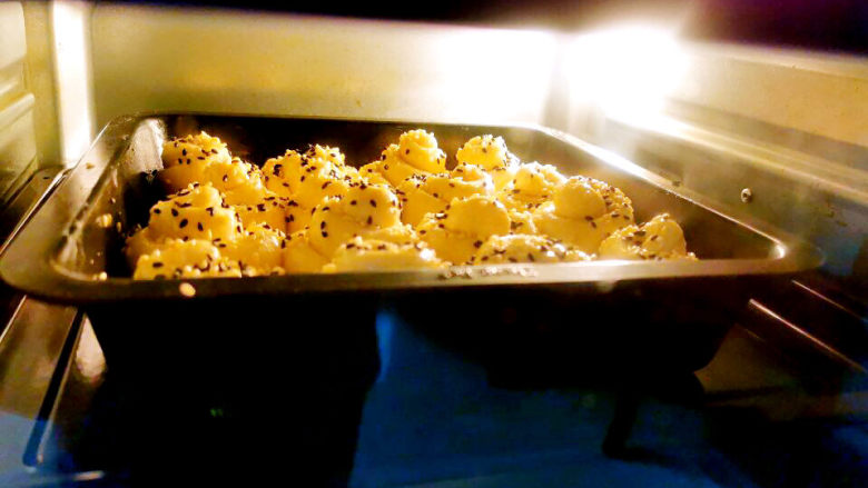 蜂蜜小面包,烤箱180度预热，放入面包生胚，烤20分钟左右即可
