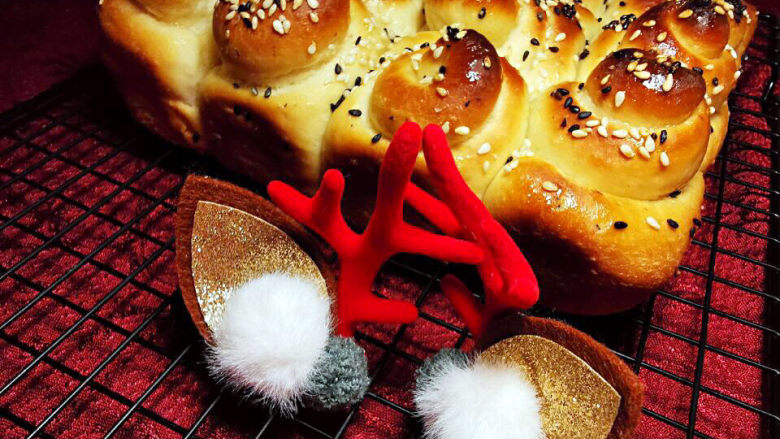 蜂蜜小面包,反过来，刷上蜂蜜水，戴上麋鹿犄角，圣诞气氛就有了