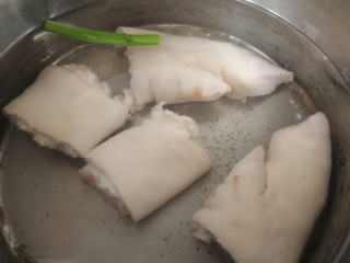 猪脚姜,猪脚冷水下锅，放葱段。