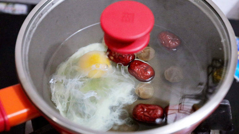 桂圆鸡蛋汤,盖上盖子焖2-3分钟