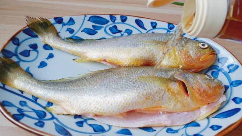 雪 菜小黄鱼,黄鱼去除内脏加料酒、盐、生抽腌制十分钟。