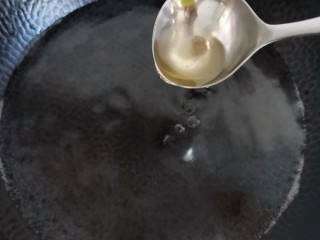 耗油西生菜,起锅烧水，加半勺油
