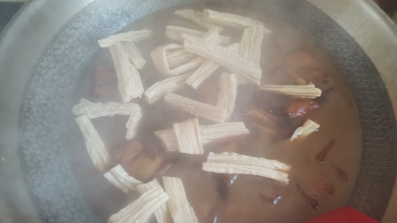 腐竹红烧肉,炖至汤汁变少一半，下入泡好的腐竹继续炖至腐竹入味