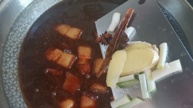 腐竹红烧肉,下入葱姜八角桂皮，大火煮开转中火炖30分钟