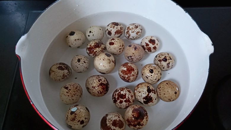 桂圆鸡蛋汤,鹌鹑蛋放入锅里加适量的清水。